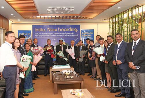 Phó Tổng cục trưởng Tổng cục Du lịch Hà Văn Siêu và đại diện lãnh đạo Vụ Lữ hành, Vụ Thị trường Du lịch (TCDL) chúc mừng chuyến bay khai trương từ Kolkata đến Hà Nội.